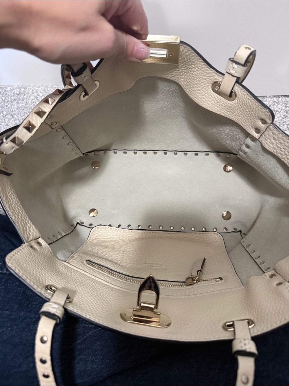 ***Last Call*Valentino Garavani Rockstud Ivory Leather Tote Shoulder Bag Studded - Picture 6 of 9